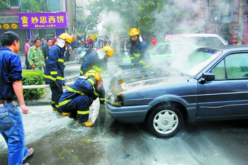 消防人員正為自燃的汽車滅火