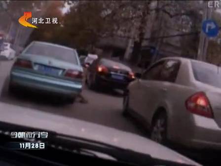 山東濟南：驚險一幕 執法人員被拖車外百余米