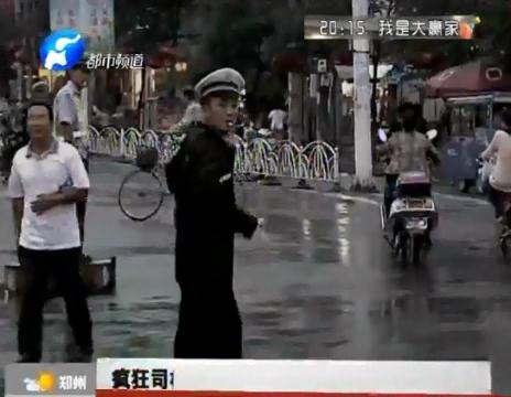 瘋狂司機躲檢查 拖行交警兩公里