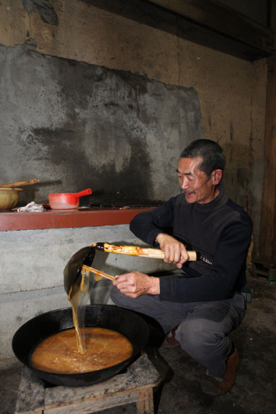 沿襲已久過年風俗 農(nóng)戶忙做麥芽糖