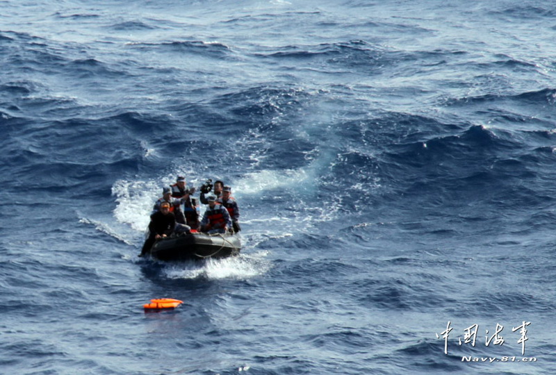 海軍撈到救生衣和油桶