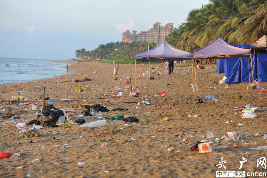 賞月過后博鰲海濱沙灘垃圾遍地