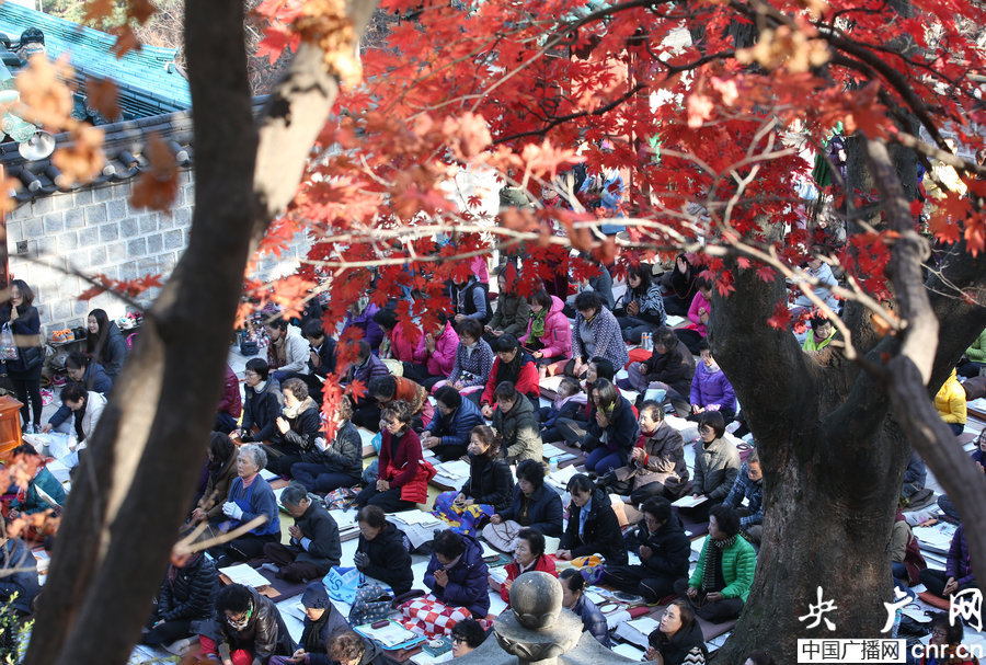 韓國(guó)高考將至 考生家長(zhǎng)虔誠(chéng)為子女祈福