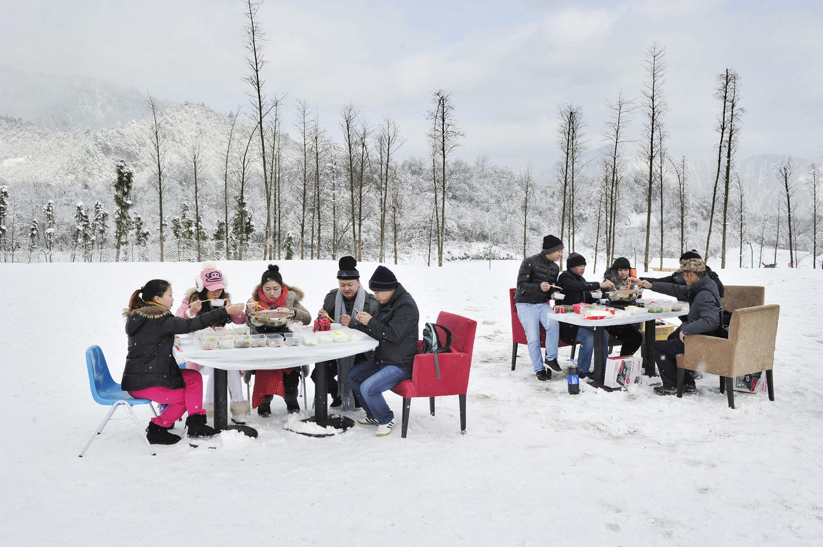 成都“吃貨”雪地里吃火鍋