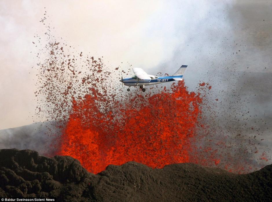 驚魂一刻！小型飛機穿越噴發火山口