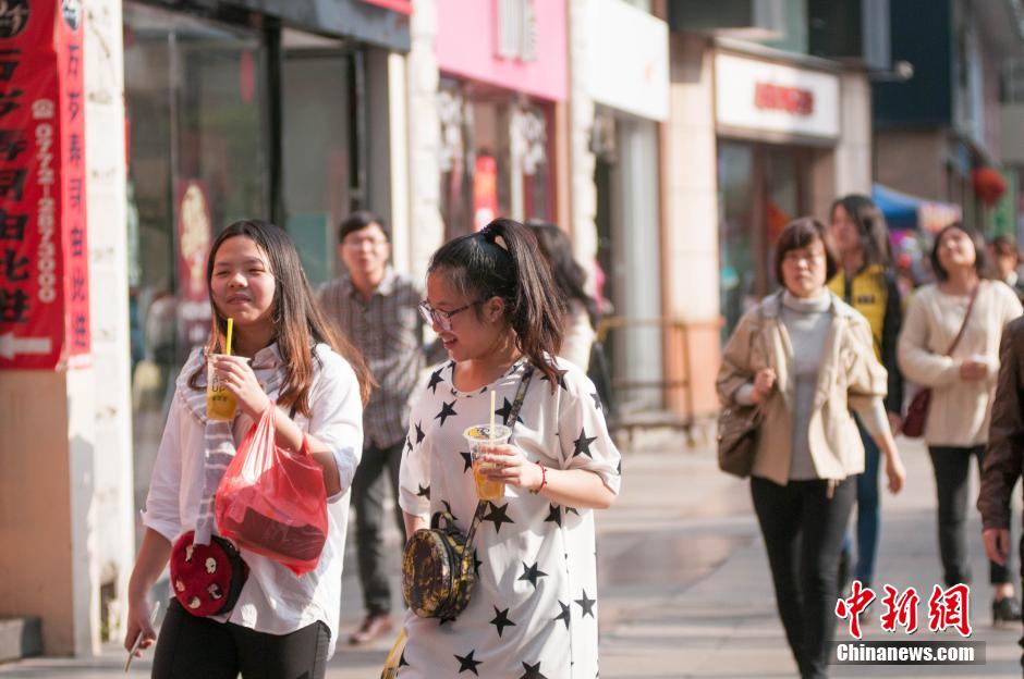 廣西遭遇“最熱春節” 市民身著夏裝喝冷飲過年