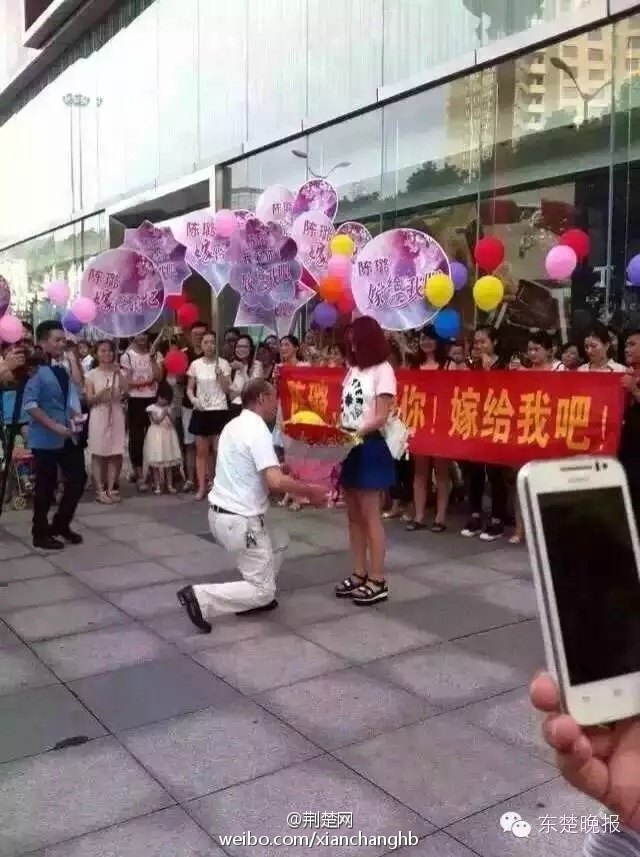 60后大叔成功求婚90后蘿莉