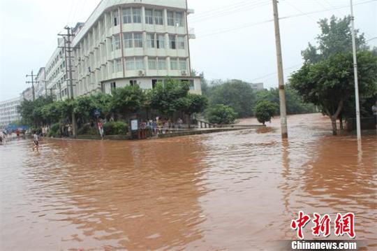 內(nèi)江田家鎮(zhèn)暴漲的洪水已經(jīng)漫過街道