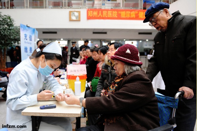 圖為一位市民在糖尿病義診活動上化驗血糖。