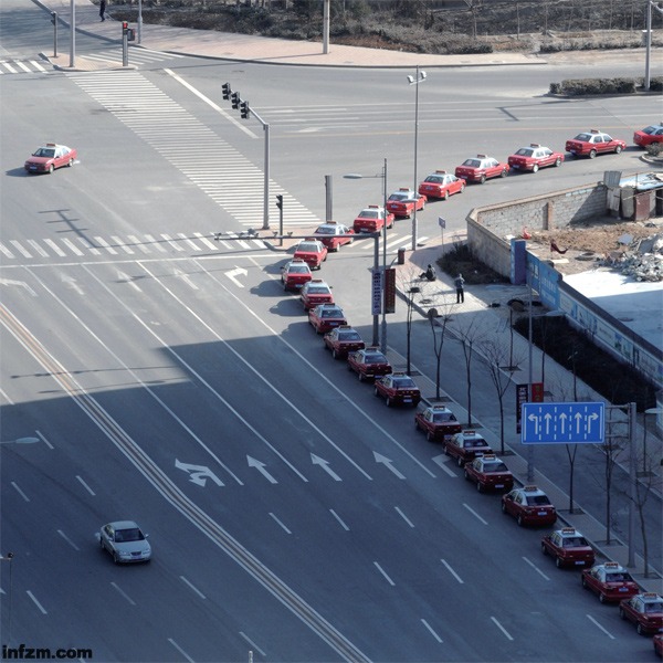 2012年12月5日，山西省太原市，出租車司機在寒風天排隊等候加氣。