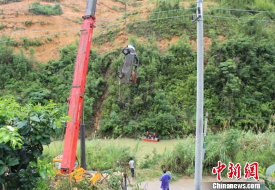 福建平和小客車墜河 已尋獲車輛及3名孩子遺體(圖)