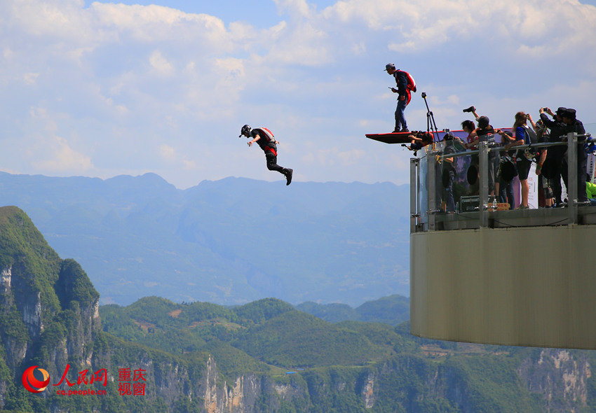 28日，2016世界低空跳傘大賽在重慶云陽龍缸景區(qū)正式開賽。圖為選手角逐中。劉政寧 攝