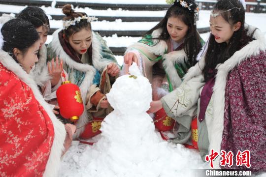 古裝美女雪中斗艷穿越古今玩“打雪仗、堆雪人”